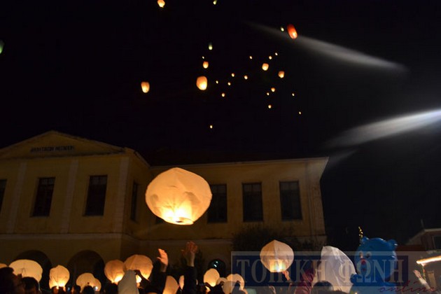 Μαγική η «Νύχτα των ευχών» στην Πρέβεζα – Δεκάδες φαναράκια φώτισαν τον ουρανό