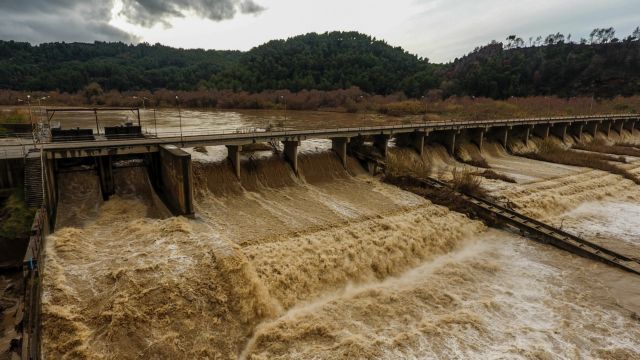 Υποχωρεί η κακοκαιρία με πλημμύρες, κατολισθήσεις και αποκλεισμένα χωριά