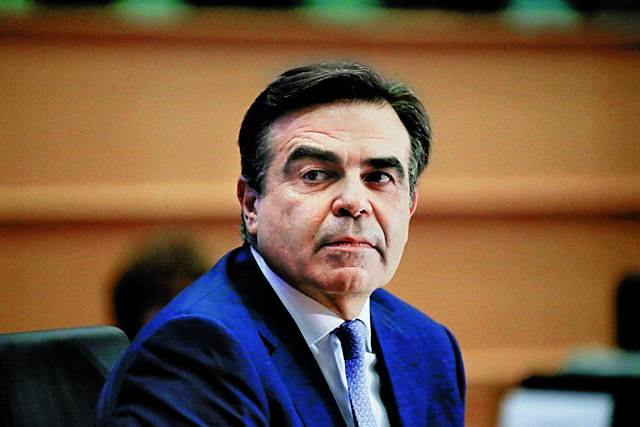 Κυβέρνηση στον καύσωνα