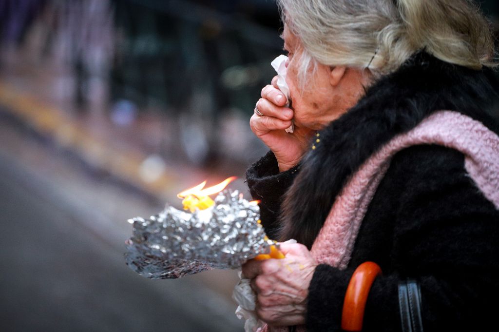 Λιποθυμίες και τραυματισμοί : Βομβάρδισαν τον κόσμο με χημικά