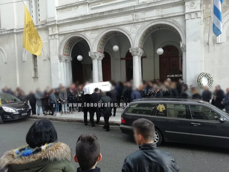 Λαμία : Ανείπωτος πόνος στην κηδεία της 13χρονης που πέθανε μετά από περιτονίτιδα