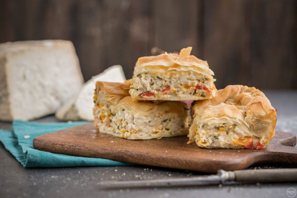 Πεντανόστιμη κοτόπιτα με πιπεριές και χωριάτικο φύλλο «κιχί»