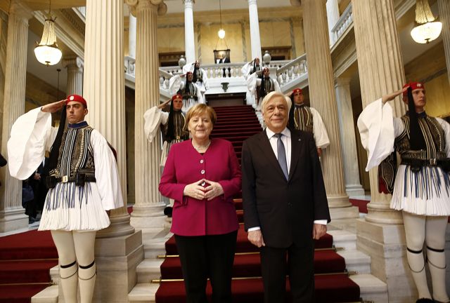 FAZ : Στήριξη στην Ελλάδα για το προσφυγικό υποσχέθηκε η Μέρκελ