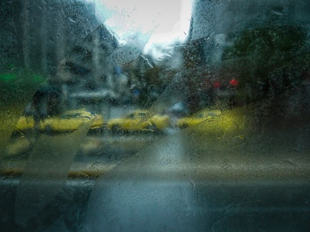 Καλάβρυτα: Πλημμύρα απείλησε δυο μαθητές σε ταξί