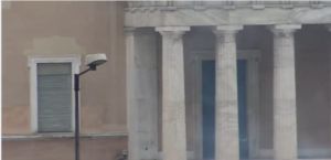 Κουκουλοφόροι εμφανίζονται σε βίντεο να βγαίνουν από τη Βουλή κατά το συλλαλητήριο