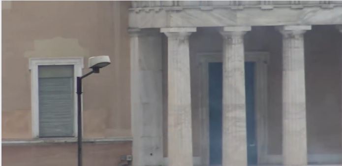 Κουκουλοφόροι εμφανίζονται σε βίντεο να βγαίνουν από τη Βουλή κατά το συλλαλητήριο