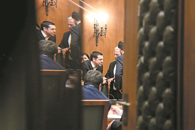 Ψάχνει εκλογικό σωσίβιο με νέο κύμα παροχών