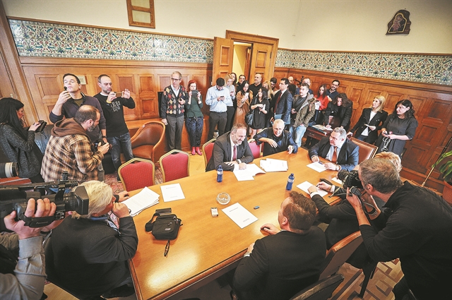 Στην κόψη του ξυραφιού