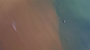 Νέα Κίος: Η θάλασσα έγινε καφέ από τη βροχή