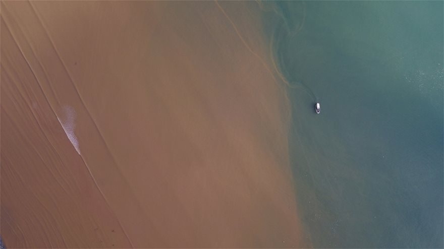 Νέα Κίος: Η θάλασσα έγινε καφέ από τη βροχή