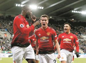 Λουκάκου και Σάντσες ξελάσπωσαν τη Γιουνάιτεντ