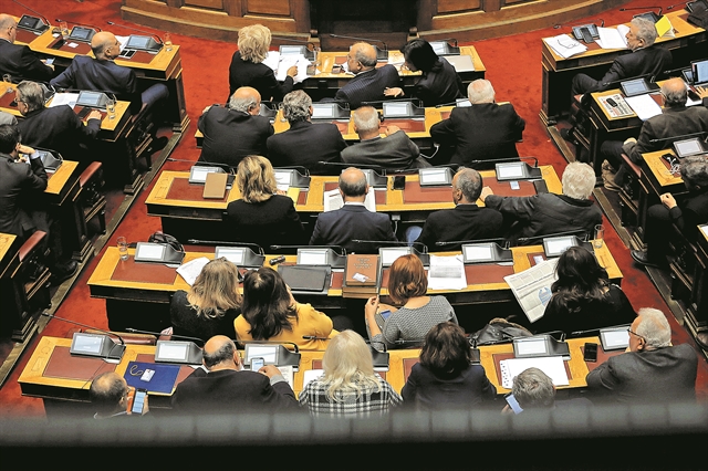 Επικυρώνουν ένα… αόρατο Σύνταγμα