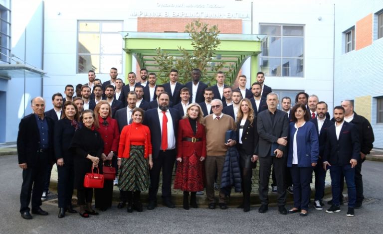 Ενα με την κοινωνία