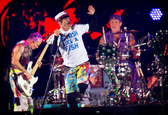 Με φόντο τις Πυραμίδες της Γκίζας η συναυλία των Red Hot Chili Peppers