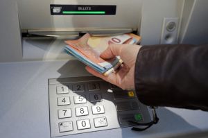 «Εξανεμίστηκαν» καταθέσεις 106 δισ. ευρώ – Η κρίση έφαγε τις αποταμιεύσεις