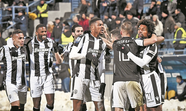 Η Ιστορία τού κλείνει το μάτι