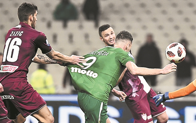 Αργοσβήνει και ο ενθουσιασμός του κόσμου