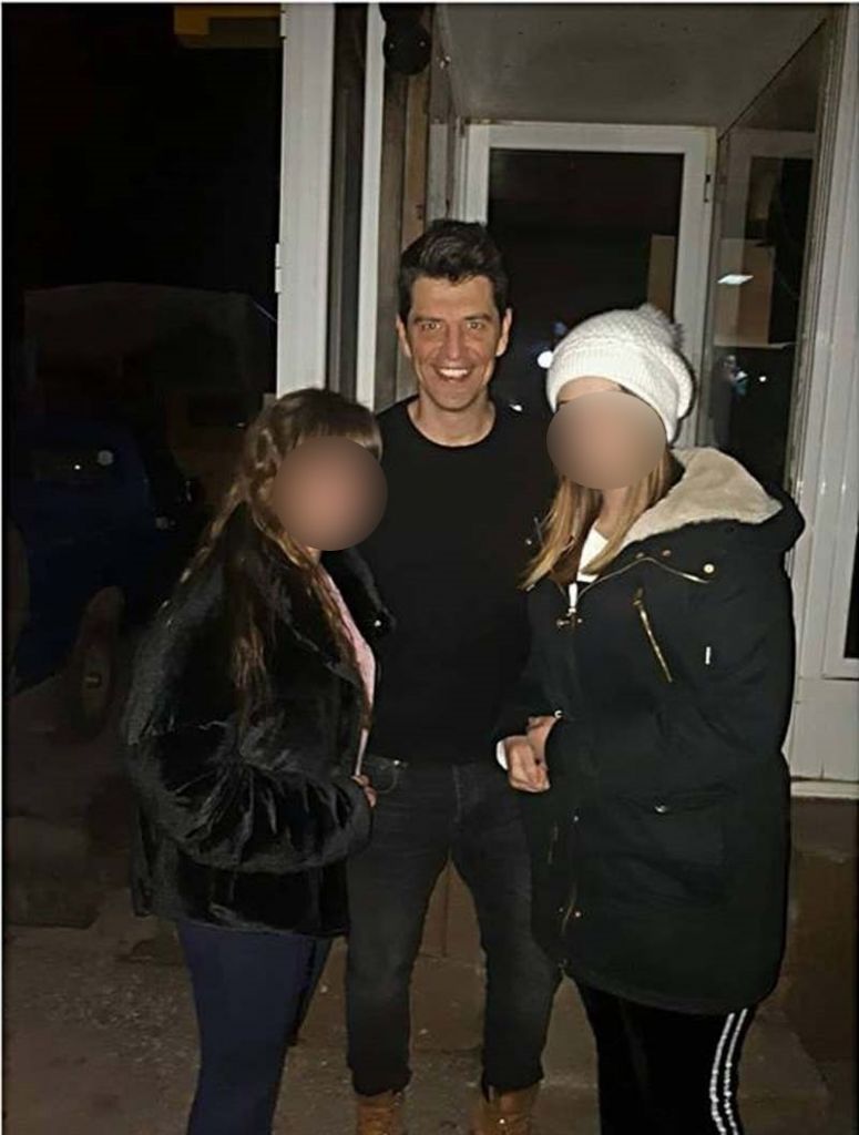 Σάκης Ρουβάς : Χαμός σε ταβέρνα στη Λάρισα (εικόνες)