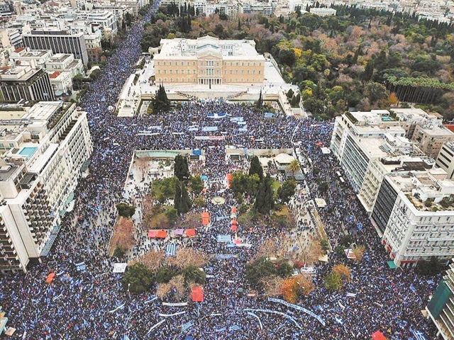 Οταν οι σημαίες έγιναν μαντίλια σε τρομοκρατημένα πρόσωπα