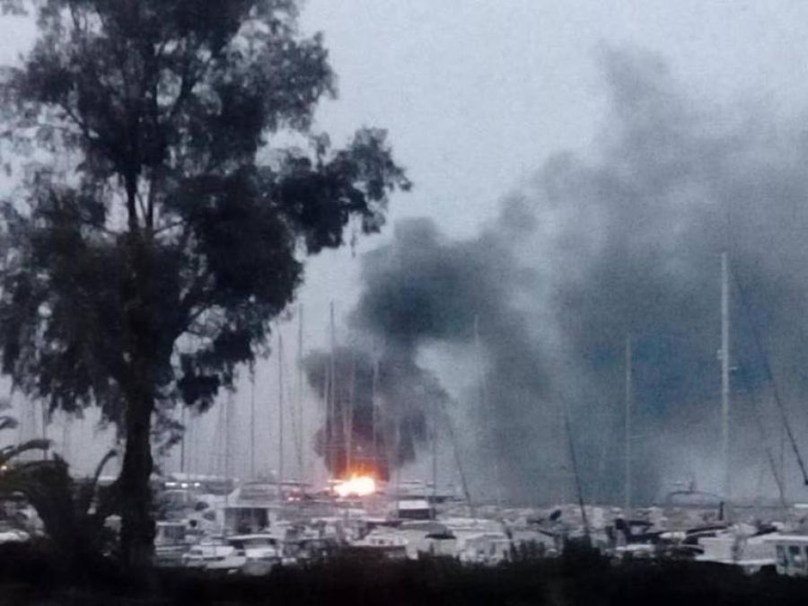 Πυρκαγιά σε δύο ιστιοφόρα στο λιμάνι της Πάτρας