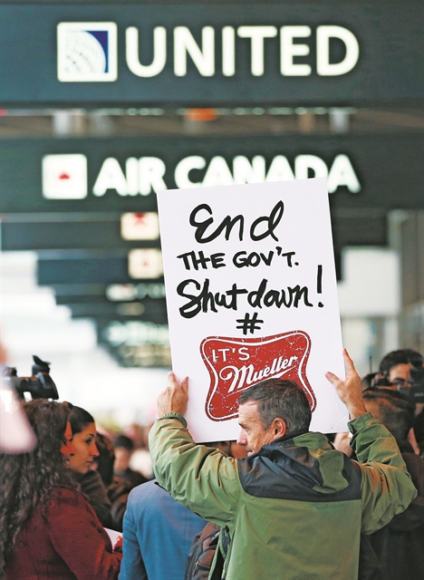 Δύο χώρες σε παράλυση, δύο δημοκρατίες σε κρίση