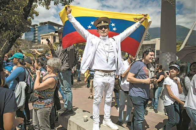 Σφίγγει ο κλοιός γύρω από τον Μαδούρο