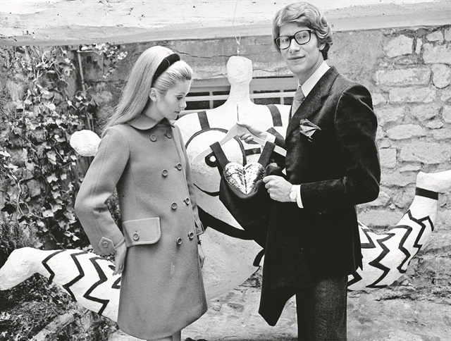 Η Κατρίν Ντενέβ πουλάει Ιβ Σεν Λοράν