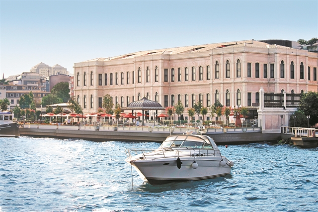 Four Seasons, επώνυμα μουστάκια και περιζήτητα τραπέζια