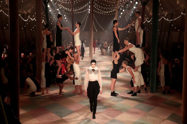 Γαλλία: Σε σκηνή τσίρκου παρουσιάστηκε η νέα κολεξιόν του Dior