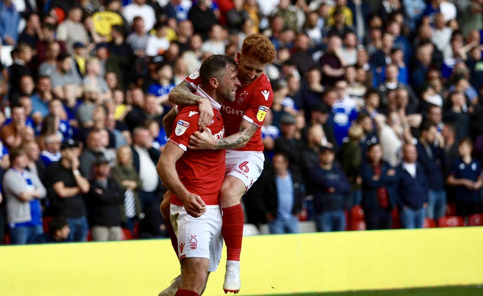 Εντυπωσιακή Νότιγχαμ «σάρωσε» την Λιντς