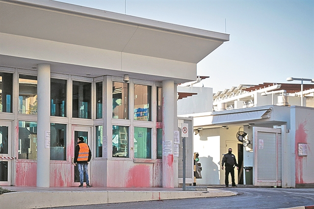 Ποδαρικό με επίθεση στην πρεσβεία των ΗΠΑ | tanea.gr Ποδαρικό με επίθεση στην πρεσβεία των ΗΠΑ | tanea.gr