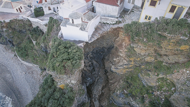 «Αιωρούνται» στον γκρεμό