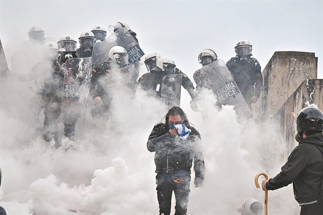 Επικίνδυνα τα δακρυγόνα