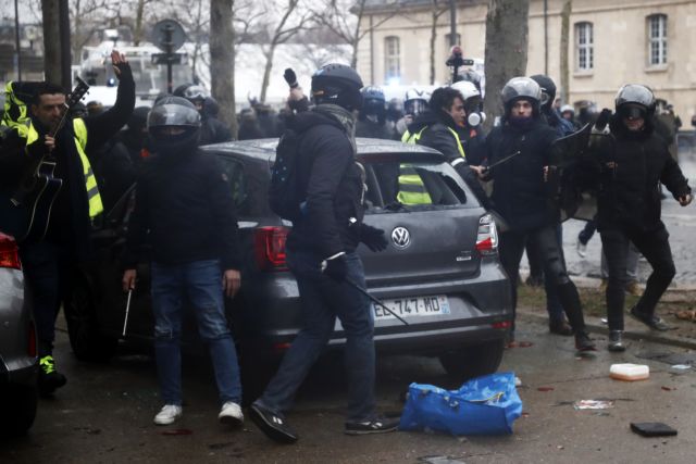 Γαλλία: «Κίτρινα Γιλέκα» και αστυνόμους… παίζουν στα Δημοτικά