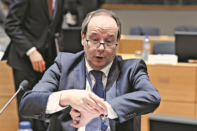 Απειλούν με νέα μέτρα, βγάζουν κίτρινες κάρτες