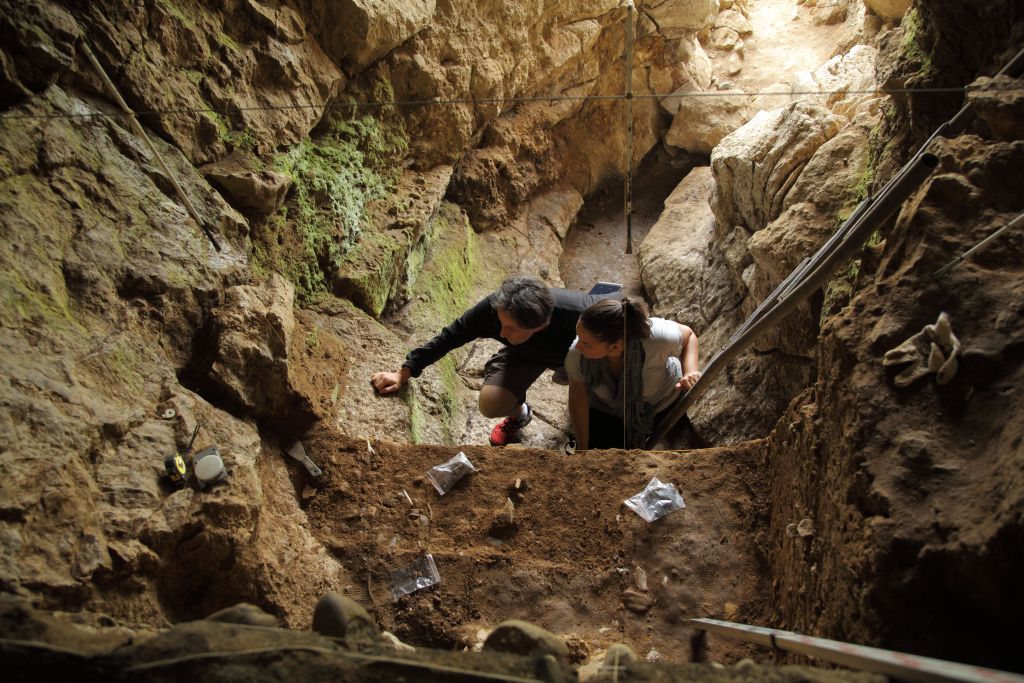 Ελληνίδα επιστήμονας αποκαλύπτει τα μυστικά του σπηλαίου Ντενίσοβα