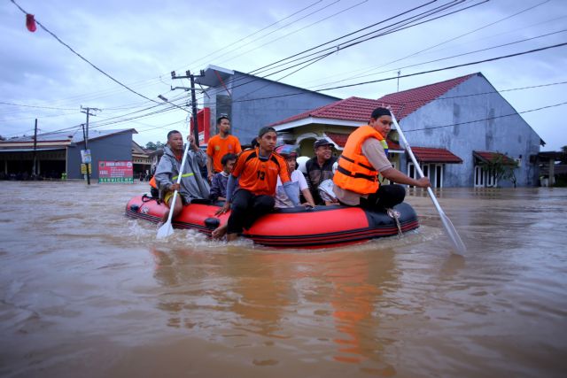 Τραγωδία στην Ινδονησία: Στους 59 οι νεκροί από τις πλημμύρες