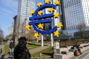Bloomberg: Αναμένοντας το νέο φορολογικό σχεδίο της ΕΕ