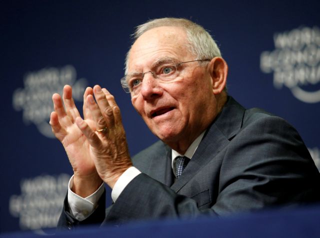 Σόιμπλε: Εξακολουθεί να υποστηρίζει ανοικτά τον Μερτς για την καγκελαρία