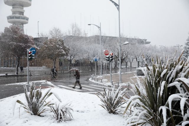 «Μάχη» με το χιονιά στη Θεσσαλονίκη – Προσπαθούν να μην «παγώσουν» τα καλοριφέρ στα σχολεία