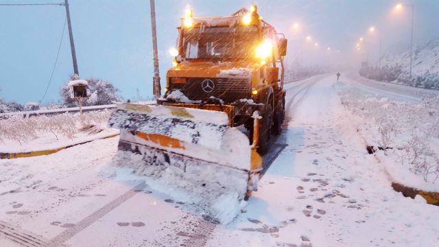 Γρεβενά: Ολονύχτια «μάχη» με το χιονιά για τη μεταφορά ασθενούς
