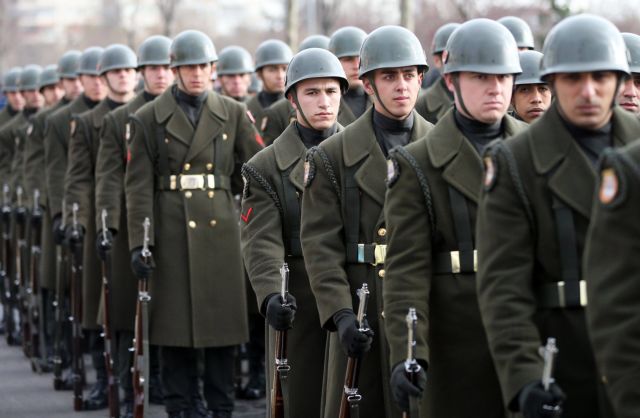 Μπαράζ συλλήψεων στρατιωτικών στην Τουρκία