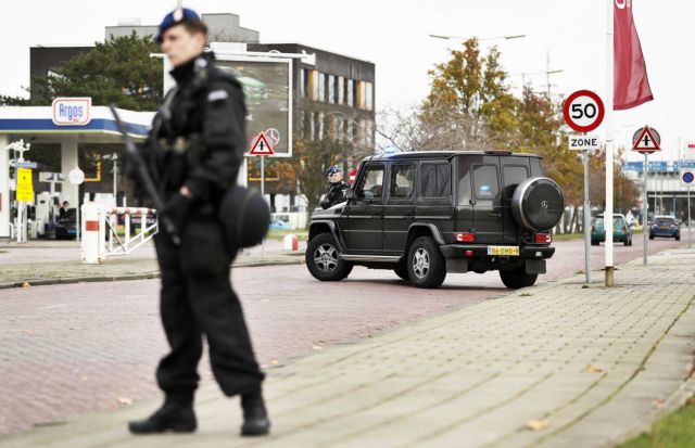 Συναγερμός στην Ολλανδία: Αντρας αυτοπυρπολήθηκε σε τουρκικό προξενείο