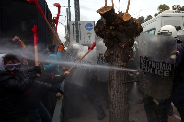 Τραυματισμένη εκπαιδευτικός: Χρησιμοποιούν βία για να μας σταματήσουν
