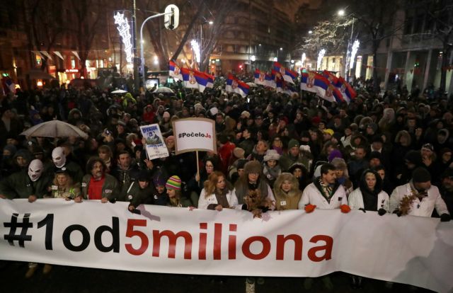 Σερβία: Χιλιάδες διαδηλωτές στους δρόμους κατά του Βούτσις
