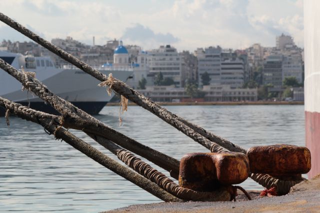 Δεμένα τα πλοία σε Πειραιά, Ραφήνα, Λαύριο