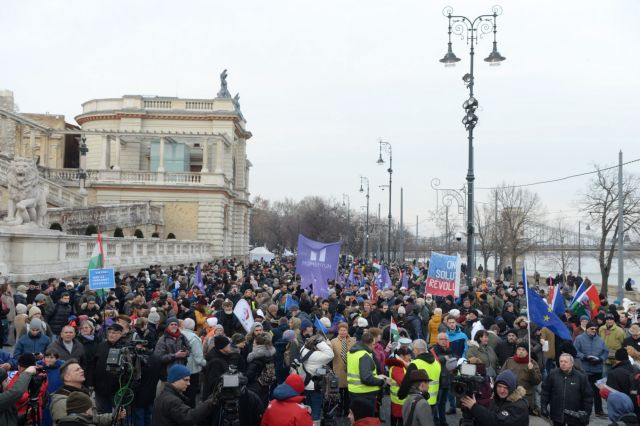 Ουγγαρία: Λαοθάλασσα διαδηλωτών κατά του Ορμπάν για τα εργασιακά