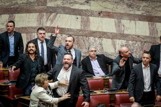 Χαμός στη Βουλή με χρυσαυγίτες βουλευτές στη διάρκεια της ψηφοφορίας