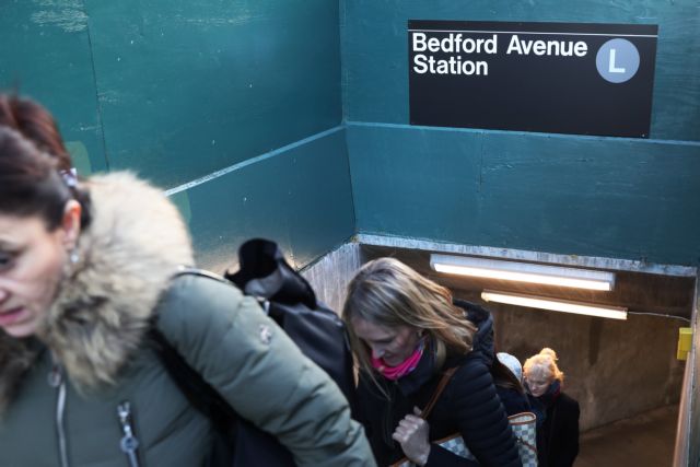 Νέα Υόρκη: Νεκρή 22χρονη που έπεσε από τις σκάλες του μετρό, μεταφέροντας το βρεφικό καρότσι