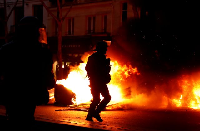 Καζάνι που βράζει η Γαλλία – Νέες συγκρούσεις «κίτρινων γιλέκων» και αστυνομίας